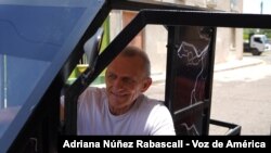 El piloto Augusto Pradelli muestra su modelo de auto "Catatumbo"