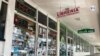 Dos libreros colombianos mantienen la única librería exclusivamente en español de Miami