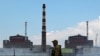 FILE: Seorang prajurit dengan bendera Rusia pada seragamnya berjaga di dekat PLTN Zaporizhzhia di luar kota Enerhodar yang dikuasai Rusia di wilayah Zaporizhzhia, Ukraina, 4 Agustus 2022. (REUTERS/Alexander Ermochenko/File Foto)