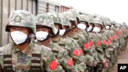 Imagen tomada de un video distribuido por la oficina del prensa del Ministerio de Defensa de Rusia el 29 de agosto de 2022, soldados chinos llegan a la estación de tren de Grodekovo para participar en maniobras militares, en Grodekovo, Primorsky Krai, Rusia. (AP)