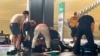 Accusé de blasphème, l'auteur des "Versets sataniques" poignardé au cou 