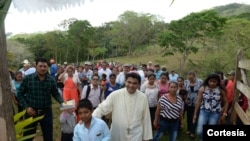 Monseñor Rolando Álvarez el 18 de abril de 2018 en una comunidad rural en Matagalpa. Foto: Cortesía Óscar Navarrete/La Prensa