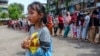 Warga antre membeli minyak goreng murah di Palembang, Sumatra Selatan, menyusul kelangkaan minyak sawit, bahan baku pembuatan minyak goreng, Kamis, 24 Februari 2022. (Foto: Abdul Qodir/AFP)
