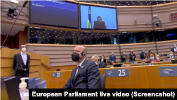 Perezida Volodymyr Zelenskiyy wa Ukraine ageza ijambo inama idasanzwe y’abadepite b’uwo muryango hifashishijwe uburyo bwa videwo