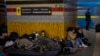 Kiyev metrosida jon saqlayotgan ukrainaliklar, 25-26 fevral kechasi, 2022