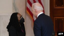 La jueza Ketanji Brown Jackson le da la mano al presidente Joe Biden después de ser nominado para juez asociado de la Corte Suprema de Estados Unidos en la Casa Blanca en Washington, DC, el 25 de febrero de 2022.