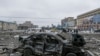 Kondisi dari alun-alun di kota Kharkiv, Ukraina, setelah pasukan Rusia menyerang balai kota di wilayah tersebut pada 1 Maret 2022. (Foto: AP/Pavel Dorogoy) 