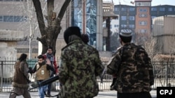 حامیان رسانه های آزاد گفته اند که طالبان پس از مسلط شدن بر افغانستان نه تنها آزادی رسانه ها را محدود کرده اند، بلکه ژورنالستان را توقیف و لت و کوب و شکنجه نیز کرده اند