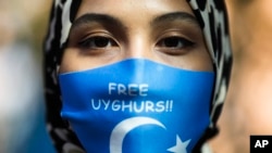 1997-yildan beri yo'lga qo'yilgan tizim orqali Xitoy uyg'urlarni ovlaydi. 2022-yilning boshidan beri kamida 1574 holat qayd etilgan. Majburan qaytarilgan uyg'urlar qamaladi va qiynoqqa solinadi. 