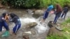 Siswa-siswi SMPN 1 Wonosalam yang tergabung dalam Polisi Air, mencari sampel serangga air di sungai Gogor, bagian hulu sungai Brantas (VOA/Petrus Riski)