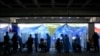 Trabajadores de la salud preparan dosis de la vacuna Sputnik V en un centro de vacunación instalado en el estacionamiento del Instituto de Previsión Social de las Fuerzas Armadas (IPSFA) en Caracas, Venezuela, 7 de junio de 2021