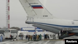 Los países siguen evacuando a sus ciudadanos de China. Este avión militar ruso desembarca personal después de un vuelo desde Wuhan el 5 de febrero de 2020.