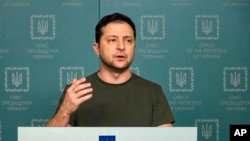 ARCHIVO- El presidente de Ucrania, Volodymyr Zelensky habla a la nación el 27 de febrero de 2022. Este domingo 6 de marzo de 2022 ha vuelto a hablar al país, advirtiendo sobre la escalada rusa en progreso.