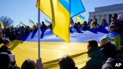 Abanya-Ukraine baba muri Amerika mu myiyerekano yo kwifatanya na Ukraine, i Washington, kw'itariki ya 20, 2022