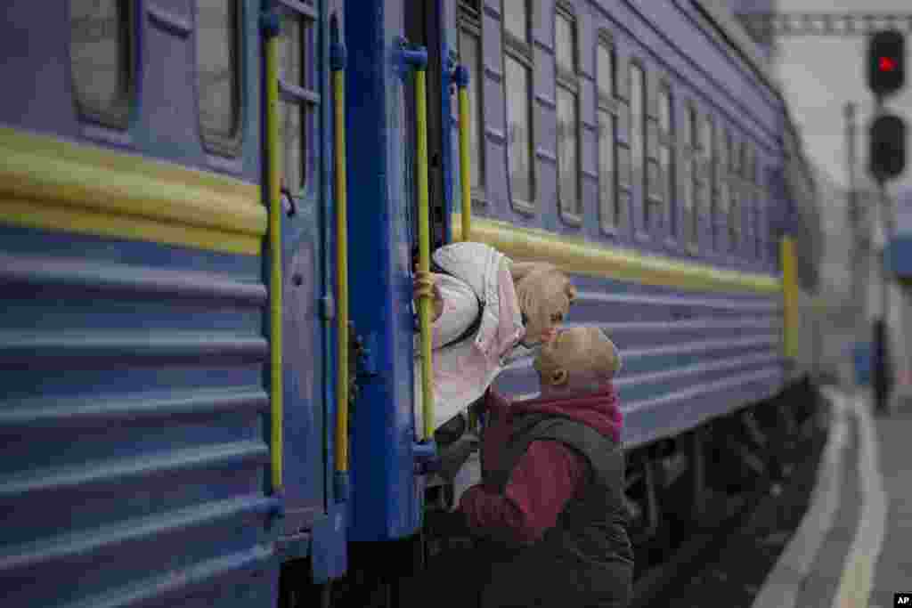 Una mujer le da un beso de despedida a un hombre después de abordar un tren con destino a Lviv, en Kiev, Ucrania, el jueves 3 de marzo de 2022. La oficina del presidente ucraniano Volodymyr Zelenskyy dijo que una segunda ronda de conversaciones con Rusia que tiene como objetivo detener los combates ha comenzado en la vecina Bielorrusia, pero las dos partes parecían tener pocos puntos en común. (Foto AP/Vadim Ghirda)