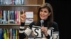 La candidata presidencial estadounidense Nikki Haley habla en una asamblea comunitaria en North Conway, Nueva Hampshire, el 28 de diciembre de 2023.