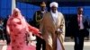 Le président soudanais Omar el-Béchir, au centre-droite, et la Première dame Widad Babiker Omer, à gauche, à Khartoum le 24 décembre 2017.