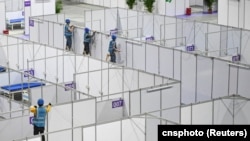 中國廣東廣州的工人在琶洲國際會展中心為新冠疫情修建方艙。（2022年4月10日）