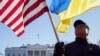 ARHIVA - Aktivista drži američku i ukrajinsku zastavu tokom protesta u parku Lafajet preko puta Bele kuće u Vašingtonu, 29. januara 2022. (Foto: Reuters/Shuran Huang)