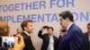 El presidente de Venezuela, Nicolás Maduro, y su homólogo de Francia, Emmanuel Macron, conversan en el marco de la cumbre climática COP27 en Egipto el 7 de noviembre de 2022.