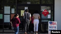 Electores llegan a un punto de votación en Marietta, Georgia, el 8 de noviembre de 2022.