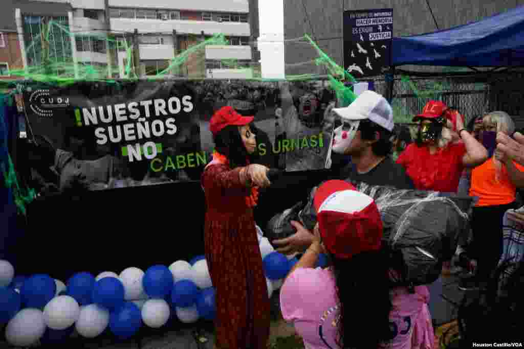 Jóvenes exiliados en Costa Rica satirizan a los partidos políticos que participan este domingo 6 de noviembre en las elecciones municipales de Nicaragua.