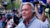 El ex estratega jefe del presidente Donald Trump, Steve Bannon, habla con periodistas en Nueva York, el 20 de agosto de 2020. 