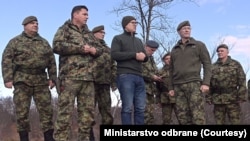 Minsitar odbrane Miloš Vučević i načelnik Generalštaba VS Milan Mojsilović na administrativnoj liniji
