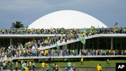 Pengunjuk rasa, pendukung mantan Presiden Brazil Jair Bolsonaro, menyerbu gedung Kongres Nasional di Brasilia, Brazil, Minggu, 8 Januari 2023. (Foto: A/Eraldo Peres)