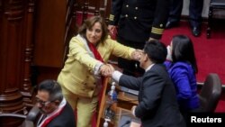La nueva presidenta Dina Boluarte es jurada como jefa de Estado ante el Congreso de Perú, el 7 de diciembre de 2022.