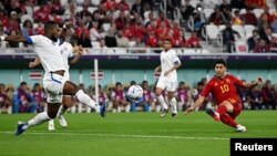 El delantero español Marco Asensio avanza sobre la zona de peligro, en una de las tantas oportunidades que España aprovechó para propinar una barrida de 7-0 a un pacificado equipo de Costa Rica, en su partido de estreno en el Mundial de Qatar, el 23 de noviembre de 2022.