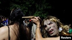 Personas con máscaras participan durante una procesión en el Día de los Santos Inocentes en Tegucigalpa, Honduras, 28 de diciembre de 2016. [REUTERS/Jorge Cabrera]