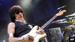 Gitarista Džef Bek na nastupu u Njujorku 2010. (Foto: AP Photo/Evan Agostini, File)