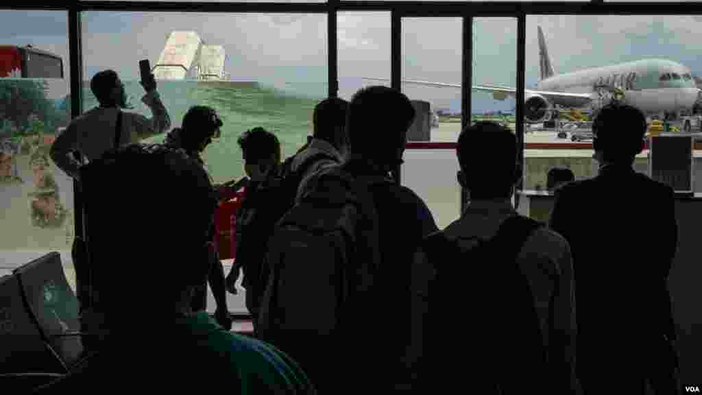Migrant workers preparing to board a plane to go to Qatar for work, in Kathmandu, Nepal, August 2022. (Yan Boechat/VOA)