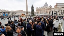 Los fieles hacen fila para ingresar a la Basílica de San Pedro para rendir homenaje al papa emérito Benedicto XVI en el Vaticano, el 2 de enero de 2023. 