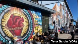 Decenas de migrantes irregulares aguardan en un campamento improvisado alrededor de la iglesia Sagrado Corazón en El Paso, Texas, el 8 de enero de 2023. 