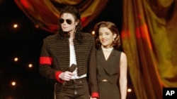 ARCHIVO - Michael Jackson y Lisa Marie Presley-Jackson en la undécima entrega anual de los MTV Video Music Awards en Nueva York, el 8 de septiembre de 1994.