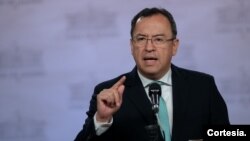 El ministro del Interior de Colombia, Alfonso Prada, durante un anuncio oficial, el lunes 28 de noviembre. [Foto: Cortesía de la Presidencia de Colombia]