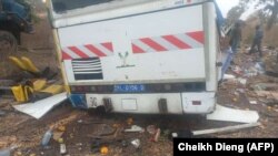 ARCHIVES - le lieu d'un accident de bus à Kaffrine, dans le centre du Sénégal, le 8 janvier 2023, où au moins 38 personnes sont mortes et des dizaines ont été blessées.