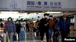 Viajeros caminan en el Aeropuerto Internacional de Beijing el 27 de diciembre de 2022.