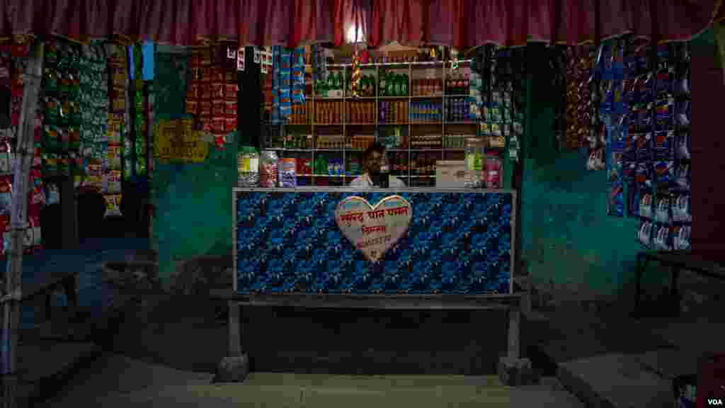 One of the poorest countries in South Asia, jobs are scarce in Nepal’s Dhanusha district, August 2022 (Yan Boechat/VOA)