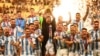 ប្រធាន​ក្រុម​ជម្រើស​ជាតិ​​កីឡាបាល់ទាត់​អាហ្សង់ទីន​ លោកLionel Messi លើក​ពាន​រង្វាន់​បាល់ទាត់​ពិភពលោក​អមដោយ​សមាជិក​​ដទៃ​ទៀត​នៃ​ក្រុម​ជម្រើសជាតិ​អាហ្សង់ទីន​ក្រោយ​ពី​ឈ្នះការ​ប្រកួត​ឈ្នះ​ក្រុម​បារាំង កាល​ពី​ថ្ងៃ​ទី​១៨ ខែ​ធ្នូ ឆ្នាំ​២០២២ នៅ​ពហុកីឡដ្ឋាន ​Lusail ប្រទេស​កាតា។