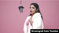 ARCHIVO - Captura de pantalla del videoclip 'Solo tú', de la artista venezolana Briella.