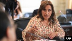 Esta imagen del folleto publicada por la Presidencia peruana muestra a la nueva presidenta de Perú, Dina Boluarte, hablando durante un Consejo de Ministros en Lima, el 12 de diciembre de 2022.