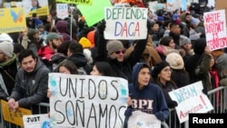 ARCHIVO - Manifestantes se reúnen frente a la Corte Suprema de EEUU mientras jueces estaban programados para escuchar argumentos orales en la consolidación de tres casos con respecto al intento de la administración Trump de poner fin al programa DACA el 12 de noviembre de 2019.