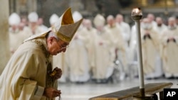 Kardinal Angelo De Donatis merayakan Misa untuk mendoakan kesehatan Paus Emeritus Benediktus XVI di dalam St. Yohanes di Basilika Lateran di Roma, Jumat 30 Desember 2022. 
