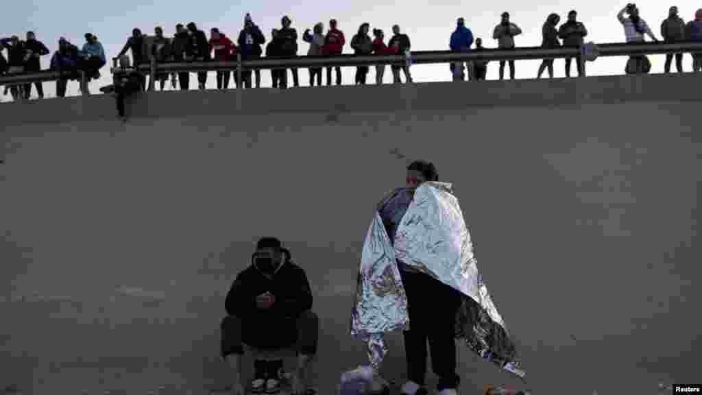 Migrantes que buscan asilo esperan junto al río Bravo, la frontera entre México y Estados Unidos, en Ciudad Juárez, México, el levantamiento del Título 42, que estaba previsto a expirar este miércoles.