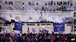 Masa pendukung Donald Trump menyerbu Gedung Capitol, di Washington, dalam sebuah serangan massal pada 6 Januari 2021. (Foto: AP/John Minchillo)