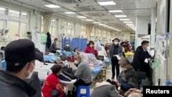Pasien berbaring di tempat tidur bagian gawat darurat rumah sakit di Shanghai, China, di tengah wabah COVID-19, 4 Januari 2023. (REUTERS/Staff)