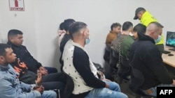 ARCHIVO - Esta fotografía difundida por la Fiscalía General de la Nación muestra a miembros de la banda criminal Tren de Aragua durante una audiencia judicial en Bogotá, el 13 de octubre de 2022.